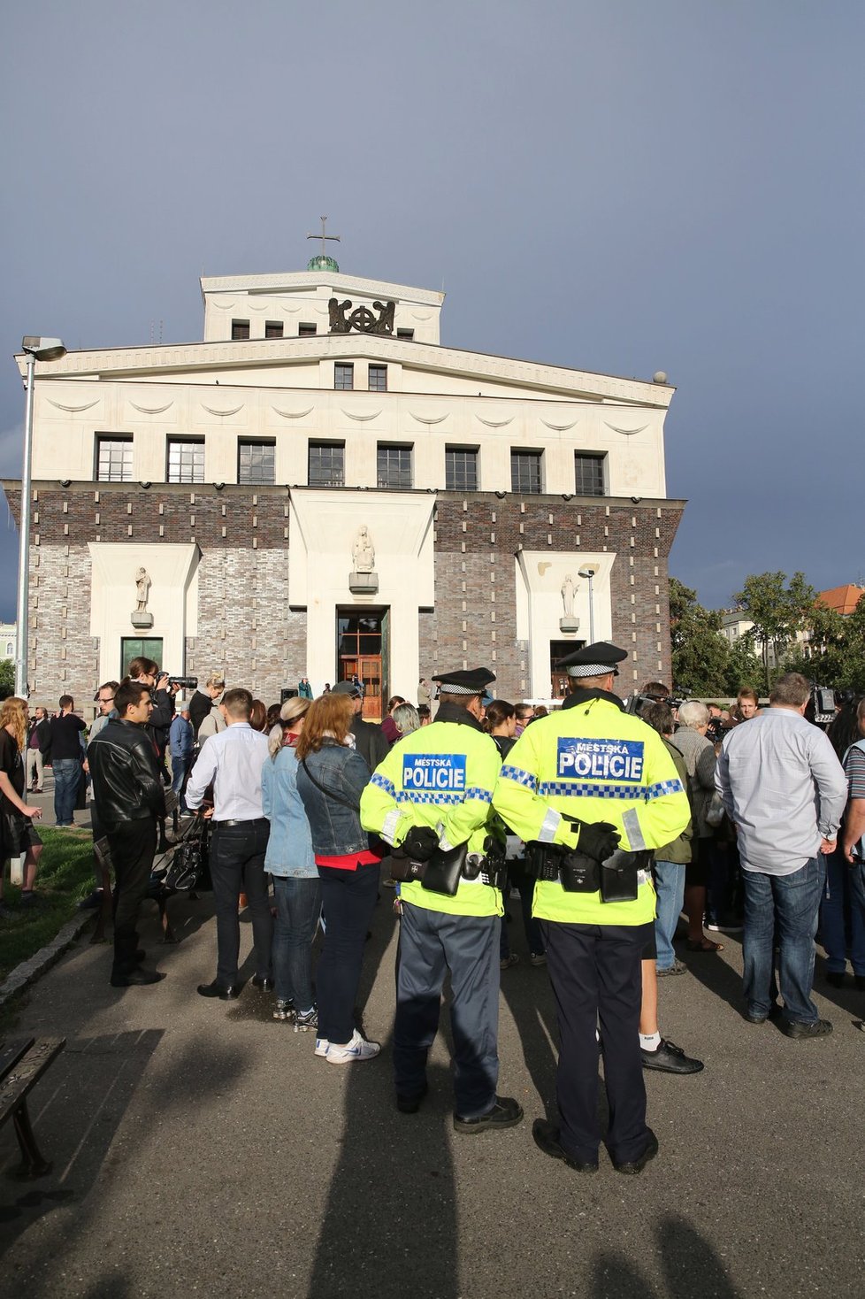 Muslimové přišli v Praze na katolickou mši a odsoudili násilí.