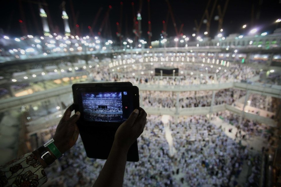 Muslimové si cestu dokumentují i fotografováním tablety a telefony.