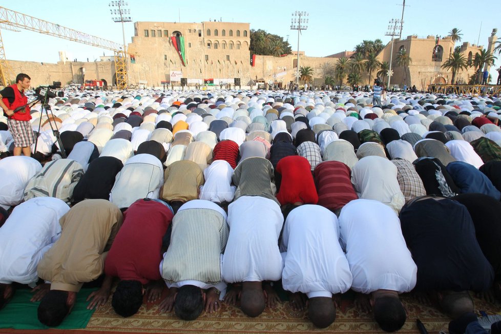 Shromáždění muslimů k modlitbám u příležitosti oslav posledního dne ramadánu