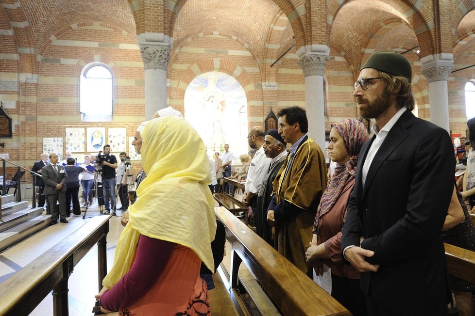 Stovka muslimů se zúčasnila mše. Uctili tak památku zavražděného kněze.