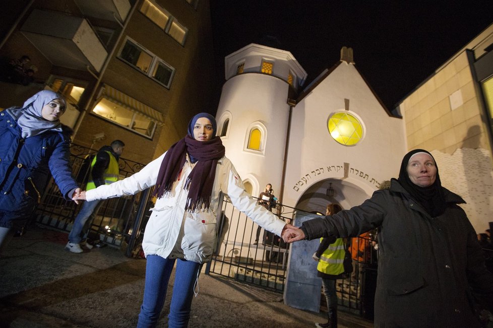 Přes 1000 muslimů vytvořilo lidský řetěz u synagogy v Oslu