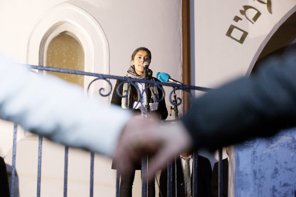 Přes 1000 muslimů vytvořilo lidský řetěz u synagogy v Oslu