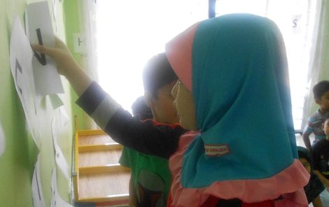V řadě muslimských školek musejí i malé dívky zakrývat své vlasy!