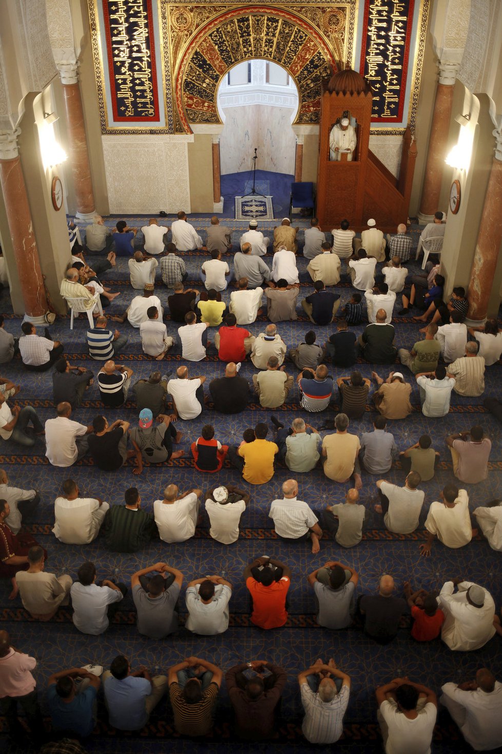 Španělští muslimové se modlí za oběti útoku v Barceloně