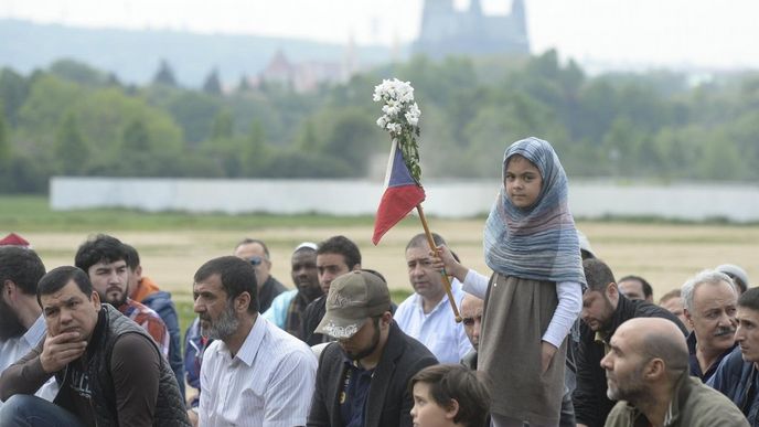 Muslimové žijící v Čechách se loni sešli poblíž ministerstva vnitra na Letné k prostestní modlitbě kvůli policejnímu zásahu v objektech Islámské nadace v centru Prahy