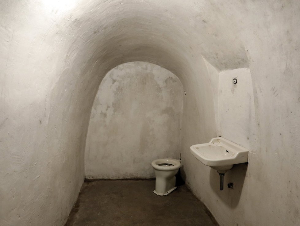 Toaleta v Mussoliniho bunkru. 