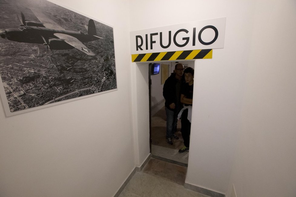 Vstup do bunkru. Nad dveřmi je nápis rifugio, což znamená kryt.
