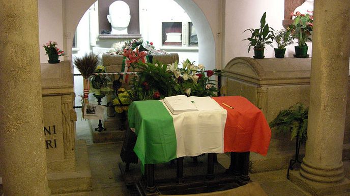 Mussoliniho hrobka.