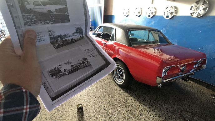 Jediné pojítko s minulostí s dědovým Mustangem je několik černobílých fotografií, na kterých je vidět, že byl Mustang z roku 1967 bílý.