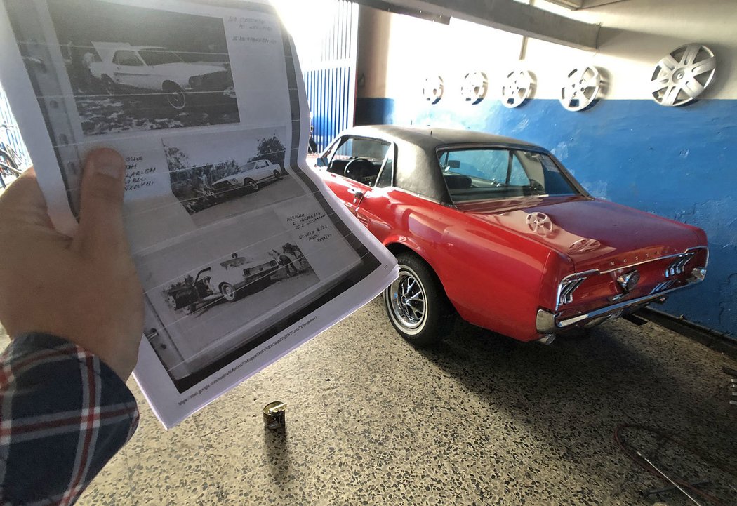 Jediné pojítko s minulostí s dědovým Mustangem je několik černobílých fotografií, na kterých je vidět, že byl Mustang z roku 1967 bílý.