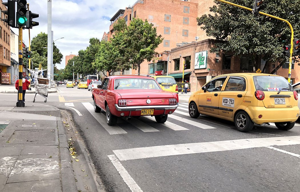Šéf klubu German Quiroga odjíždí zpět domů. Ford Mustang se mezi těmi všemi malými žlutými taxíky vyjímal. Nádherný pohled.