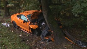 Nehoda oranžového mustangu na Mělnicku, týden po tragédii u Špindlerova Mlýna havaroval stejný typ vozu.