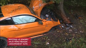 Nehoda oranžového mustangu na Mělnicku, týden po tragédii u Špindlerova Mlýna havaroval stejný typ vozu.