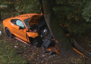Nehoda oranžového mustangu na Mělnicku, týden po tragédii u Špindlerova Mlýna havaroval stejný typ vozu.