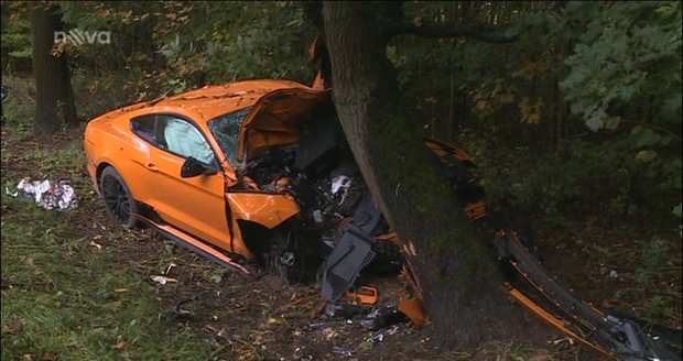 Oranžový mustang znovu havaroval! Mladý řidič na Mělnicku utrpěl vážné zranění