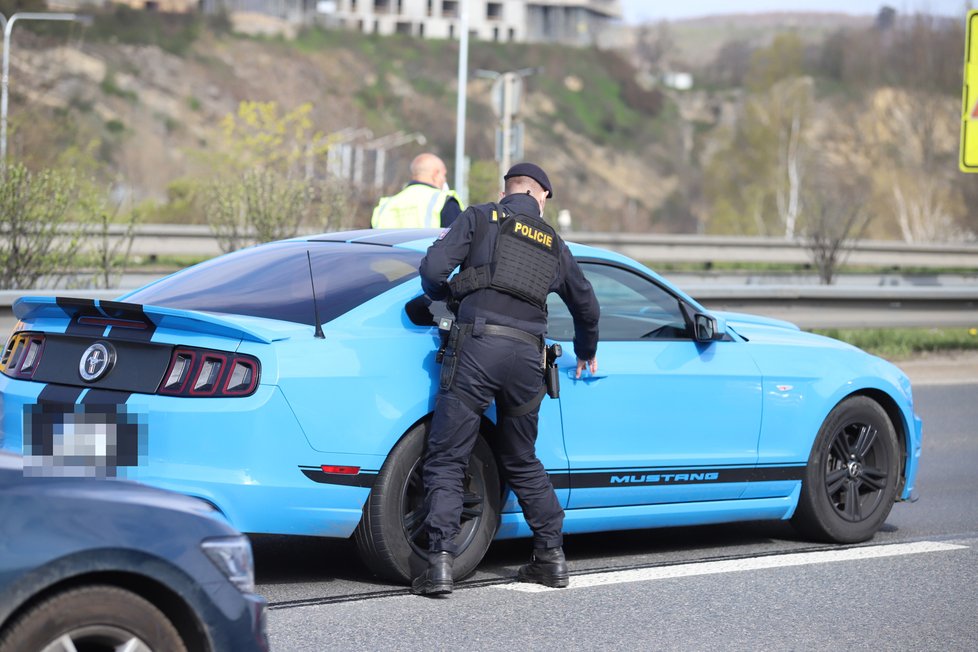 Policisté v neděli dopoledne po Jižní spojce pronásledovali řidiče vozu Ford Mustang, který před nimi ujížděl. Zadrželi ho krátce před tím, než stihl vjet na Barrandovský most. Dechová zkouška potvrdila, že byl pod vlivem alkoholu.