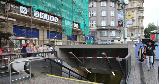 Policie uzavřela stanici metra A Můstek. V odloženém kufru může být bomba.