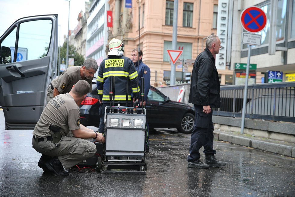 Policie uzavřela stanici metra A Můstek. V odloženém kufru může být bomba.