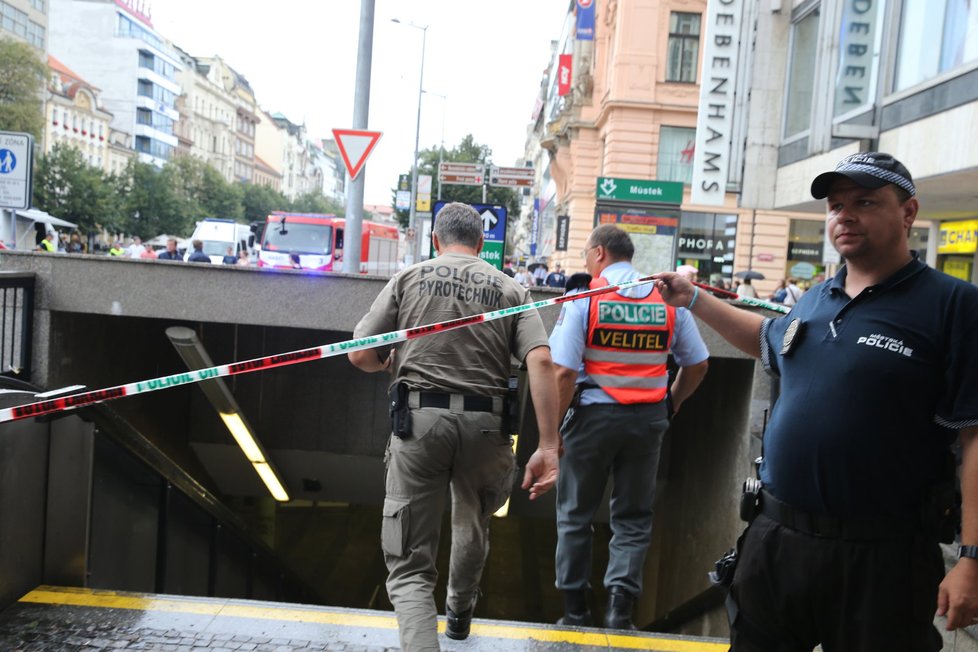 Policie uzavřela stanici metra A Můstek. V odloženém kufru může být bomba.