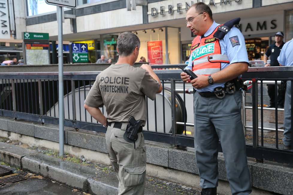 Policie uzavřela stanici metra A Můstek. V odloženém kufru může být bomba.
