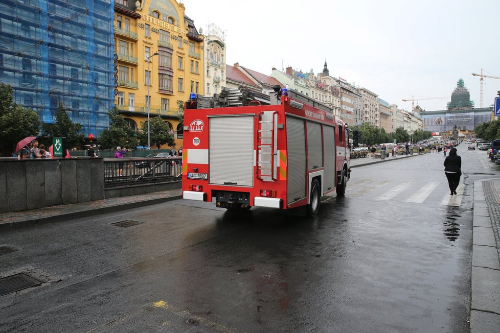 Policie uzavřela stanici metra A Můstek. V odloženém kufru může být bomba.