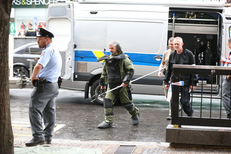 Policie uzavřela stanici metra A Můstek. V odloženém kufru může být bomba.