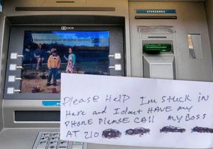 Muž uvízl v bankomatu, lidé si dál vybírali. „Pomoc, zavolejte šéfa,“ napsal na papírek.