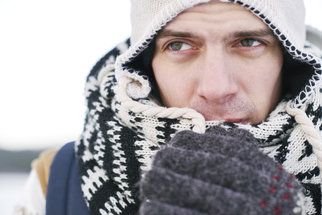 Čeká nás mrazivé počasí: Proč se tělu nelíbí zima a co dělat při podchlazení?