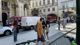Muž jako opice na Karlově mostě: Zavěsil se na jeden z oblouků, udělal několik shybů a spadl do Vltavy