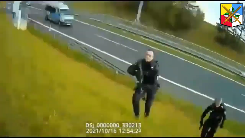 Muž ujížděl policistům, poté utíkal s granátem v ruce.