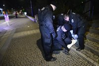 Mladí cizinci přepadli dívku z Plzně: Brutálně ji zbili, táhli po zemi a zlomili jí nos