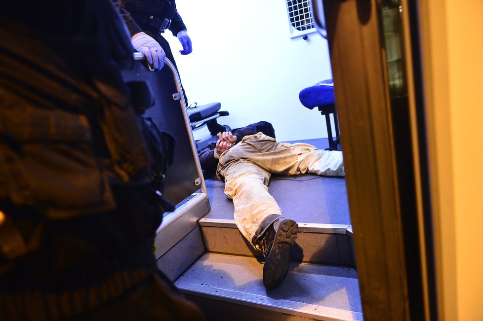 Šílený muž napadal strážníky a záchranáře v okolí Karlova náměstí. Skončil na záchytce a navštívil kvůli svým zraněním i nemocnici.