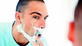 Muž po holení málokdy spláchne zbytky do umyvadla.
