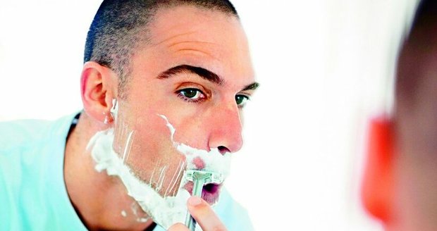 Muž po holení málokdy spláchne zbytky do umyvadla.