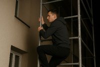 Brněnský Spiderman: Ve tři ráno šplhal po lešení bytového domu! Bál se matky své přítelkyně