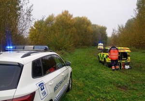 Zbídačený muž (56) ležel v Plzni dva dny v mokré trávě, záchranáři ho převezli do nemocnice.