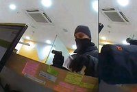 Zloděj vyloupil banku v Praze. Při lupu ho zachytila bezpečnostní kamera