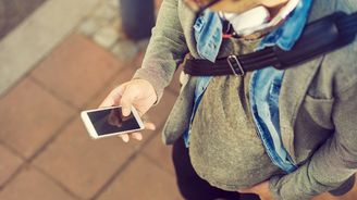 SmartPhone Zombies: Nebezpeční pro sebe i okolí. Patříte mezi ně?