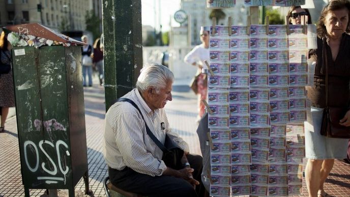 Muž na ulici v Aténách prodává výherní lístky řecké státní loterie