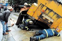 Bizarní nehoda: Muži přejel hlavu menší náklaďák!