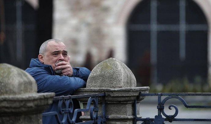 muž pláče při pohledu na místo výbuchu v Istanbulu