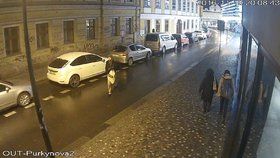 Muž vykrádal automobily v Praze, policie jej našla ve squatu a zatkla. Navíc měl u sebe falešné peníze.