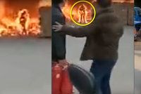 Video jen pro otrlé: Muž běžel do hořící továrny, aby před plameny zachránil mobil!