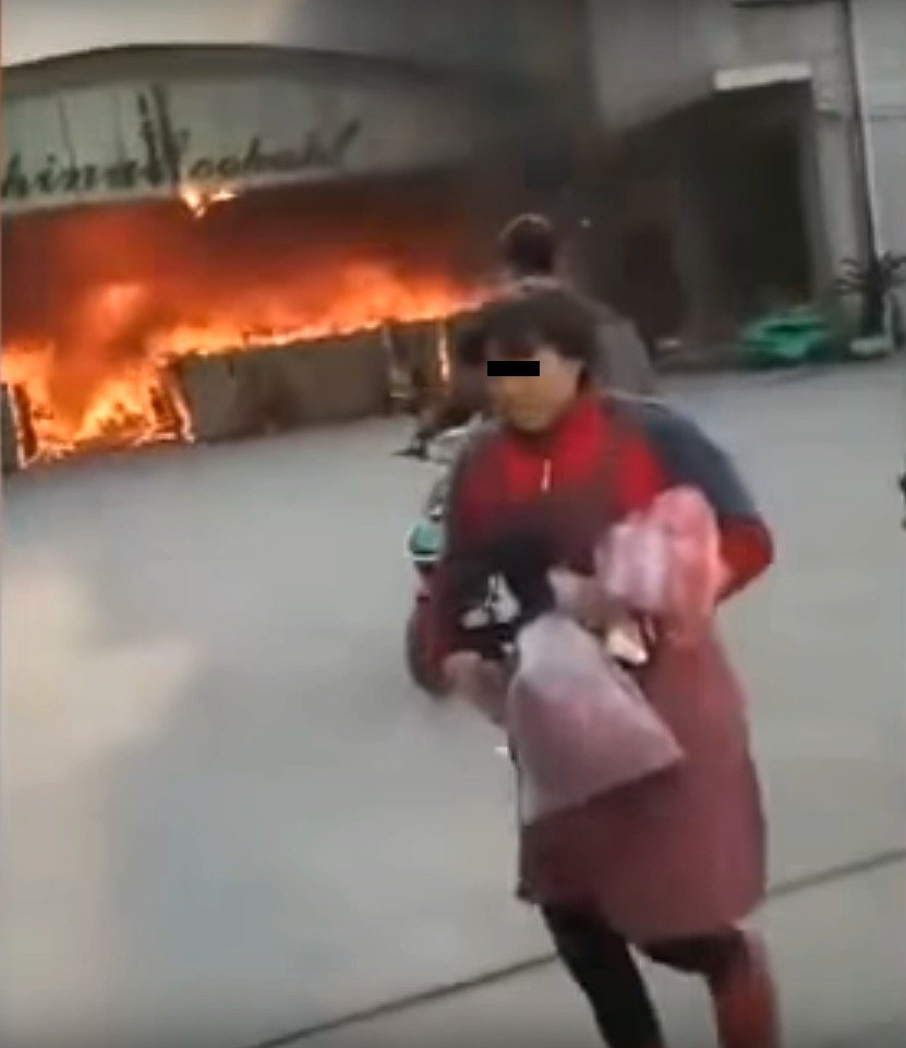 V Číně začala hořet továrna na vodní dýmky.