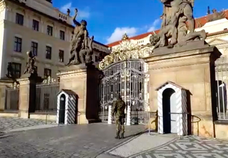 Muž přelezl vstupní bránu na Pražský hrad, zadrželi ho vojáci. (13. března 2021)