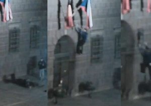 Muž lezl po zdi plzeňské radnice pro vlajku, následoval tvrdý pád.