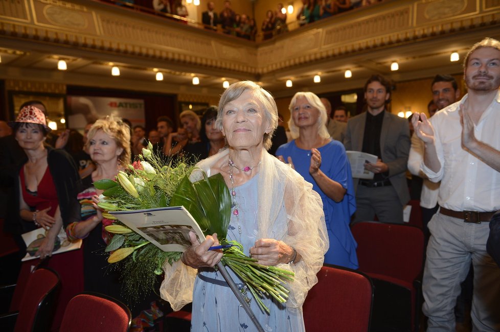 Luba Skořepová si v náchodském divadle během finále soutěže Muž roku 2013 vysloužila potlesk vestoje.