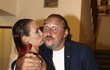 Zpěvák Marian Vojtko (42) si polibek od Kamily Nývltové užil. Přidržel si ji a jistě mu zbylo na tváři i trochu make-upu.
