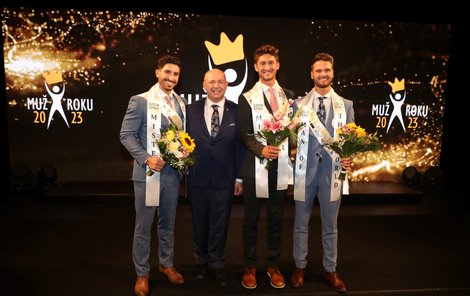 S trojicí vítězů zapózoval i prezident soutěže Muž roku David Novotný.