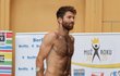 Finalista č. 10 Marek Vybíral musel zvládnout večer o berli. Finalista č. 10 Marek Vybíral musel zvládnout večer o berli.